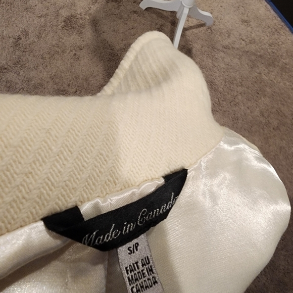 Elegant Cream Double-Breasted Coat - Picture 3 of 5